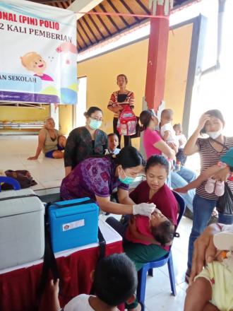 Kegiatan pemberian PIN Polio di Desa Anturan tahun 2024